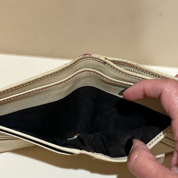 Gucci Red Bifold Wallet With Rubber Logo - Picture 8 of 13